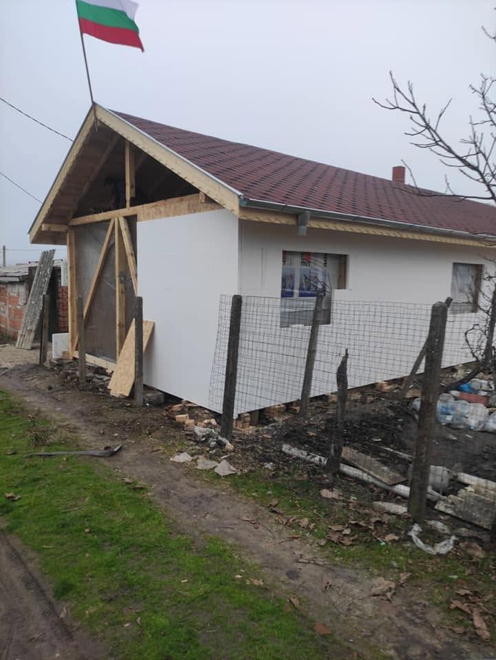 Готовата къща с фасада и знаме на билото